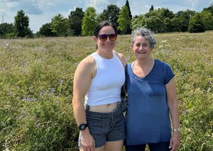 Susan Avijan (rechts) und ihre Tochter Dara besuchten mit dem Schwarzacher Hof einen besonderen Ort für ihre Mutter bzw. Großmutter Hannah Kent.