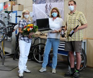 BBW-Standortleiterin Christina Anger (l.) und Ausbilder Steffen Heckmann bedankten sich bei Manuela Königer mit Blumen und BBW-Wein.