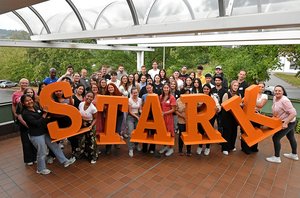 Starker Start: Die neuen Auszubildenden der Johannes-Diakonie freuen sich im fideljo auf den Beginn ihres neuen Lebensabschnitts.