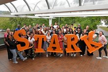 Starker Start: Die neuen Auszubildenden der Johannes-Diakonie freuen sich im fideljo auf den Beginn ihres neuen Lebensabschnitts.