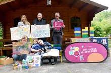 Freude über den Erlös des „1. Mosbacher Bällerennens“ und auf die „Kreativ-Werkstatt“: Dr. Leona Sprotte-Huber, Michael Walter, Hanspeter Waldherr (v.l.). Beate Frey (vorne) wird gemeinsam mit den Kindergarten-Kindern das Projekt umsetzen. Dr. Leona Sprotte-Huber, Michael Walter, Hanspeter Waldherr, Beate Frey und Kindergarten-Kinder bei der Übergabe des Bällerennen-Erlöses.