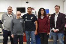 Austausch in den Räumen des Kraft-Werk Schwarzach: (von links) Michael Walter, Michael Lofink, Oliver Caruso, Projektkoordinatorin Claudia Geiger, Johannes-Diakonie-Vorstand Dr. Martin Holler.