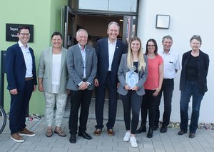 Jonas Fahsel, Yvonne Jelinek, Martin Adel, Dr. Ralf Göck, Karin Maidhof, Melanie Börnig, Richard Lallathin und Silke Ssymank (von links) freuten sich über das gelungene „Willkommensfest“.