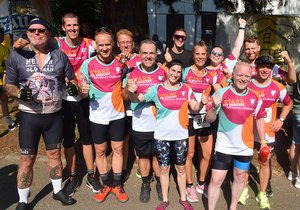 Starke Leistungen beim Eberbach Triathlon: Die 12 Sportlerinnen und Sportler der inklusiven Staffeln der Johannes-Diakonie.