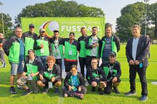 Erstmals seit 2010 wieder bei den Deutschen Meisterschaften: das Fußball-Team der Johannes-Diakonie, rechts Trainerlegende Otto Rehhagel.