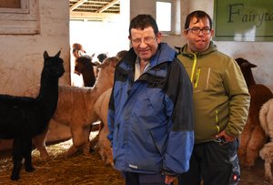 Jürgen Bronner und Angelo Manzano im Stall auf dem Alapkahof Fairytales.