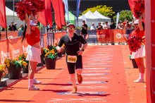 Triathlet Michael Lofink im Ziel von Samorin. Am Ende errang er die Silbermedaille. Triathlet Michael Lofink läuft in Samorin ins Ziel