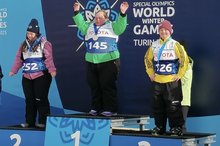 Bronzemedaille bei den Weltspielen für Maren Rrinderpacher (rechts). Hinter der Irin Lucy Best und der Rumänin Mara Oprea wurde die Lahrerin im Super G Dritte.