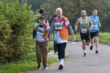 ): „Ein tolles Erlebnis“: Anette Schweitzer nahm mit Klientinnen und Klienten am AOK-Firmenlauf in  Mosbach teil.