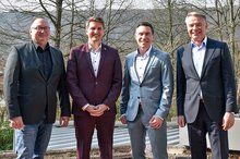 Künftiges Vorstandsduo komplett: Verwaltungsratsvorsitzender Michael Jann (rechts), der stellvertretende Vorsitzende Jochen Rapp (links) sowie Vorstand Dr. Martin Holler (2.v.l.) gratulierten dem künftigen Vorstandsvorsitzenden Tobias Albrecht.